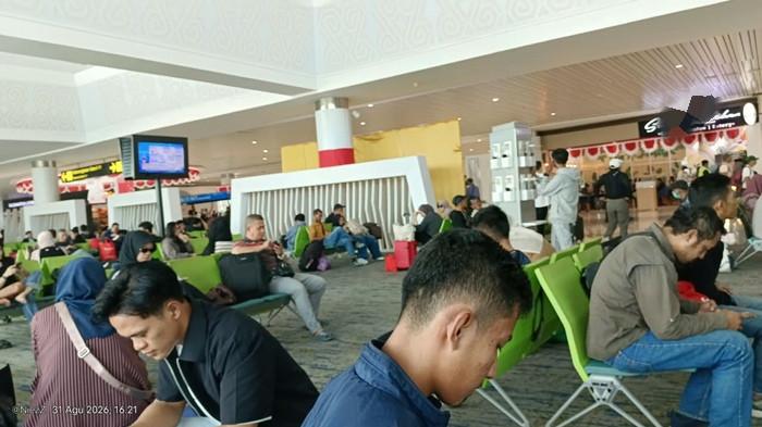 Tampak penumpang pesawat Super Air Jet saat berada di Bandar Udara Sepinggan