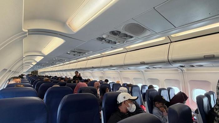 TIBA DI BALIKPAPAN - Dokumentasi dari pemumpang pesawat Super Air Jet IU 535 kembali mendarat di Balikpapan dan penumpang diarahkan kembali turun ke gate karena kondisi kabut asap yang tebal di runway Bandara Juwata Tarakan, Senin (31/8/2026). DOKUMENTASI ADE PRASETYA
