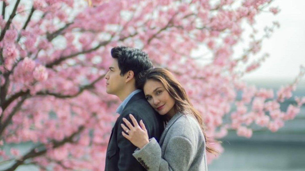 MAXIME LAMAR LUNA MAYA,- Momen Maxime Bouttier melamar Luna Maya di Tokyo, Jepang, pohon sakura yang berjejer rapi menjadi saksi kisah asmara dua artis tersebut.