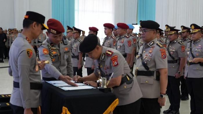 MUTASI POLRI - Kapolda Sulawesi Tenggara Irjen Pol. Himawan Bayu Aji memimpin upacara serah terima jabatan sejumlah pejabat utama dan kapolres jajaran di Aula Dharana Lastarya Polda Sultra, Jumat (31/7/2026). Mutasi tersebut didasarkan pada Surat Telegram Kapolri Nomor ST/1336 hingga ST/1341/VI/KEP./2026 tertanggal 25 Juni 2026. Sebanyak 25 personel masuk dalam daftar rotasi dan promosi sebagai bagian dari pembinaan karier serta penyegaran organisasi di lingkungan Polri.