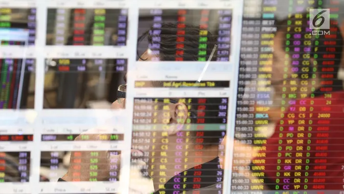 Pekerja mengamati pergerakan Indeks Harga Saham Gabungan (IHSG) di salah satu perusahaan Sekuritas, Jakarta (Liputan6.com/Angga Yuniar)