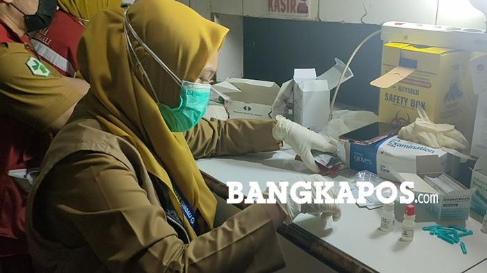 VCT – Sejumlah petugas kesehatan ketika melakukan VCT di kawasan lokalisasi Black Jack, Senin (31/8/2026). Dalam kegiatan itu sebanyak 37 WPS telah dilakukan pemeriksaan VCT HIV.