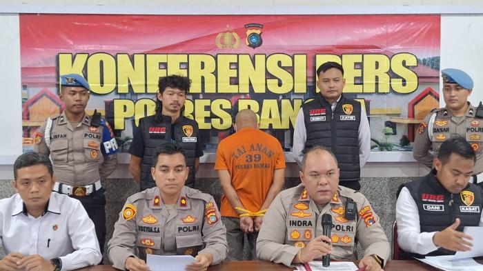 PENGANIAYAN DAN PENCURIAN -- Kapolres Bangka, AKBP Indra Feri Dalimunthe didampingi Wakapolres Bangka saat menggelar konferensi pers di Aula Tri Brata, Senin (31/8/2026)