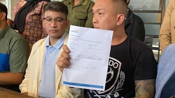 RUBEN RESMI DAMAI - Ruben Onsu dan Jhon LBF menunjukkan bukti transfer pelunasan kasus penipuan senilai Rp 3,5 miliar di kawasan Kebayoran Baru, Jakarta Selatan, Senin (31/8/2026).