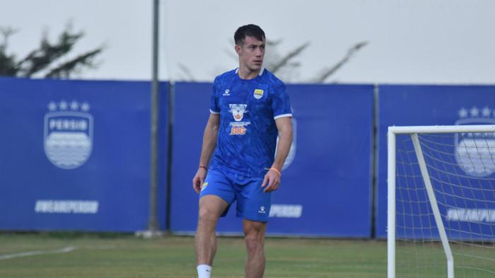 LATIHAN PERDANA - Aksi pemain anyar Persib Bandung asal Argentina, Mariano Peralta saat menjalani latihan perdana Maung Bandung. Peralta masih diragukan debut pada semifinal Piala Piala Presiden 2026