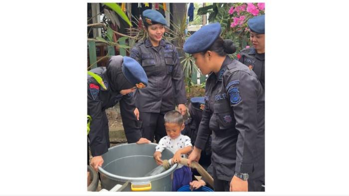 Peringati HUT Polwan ke-78, Polwan Satbrimob Polda Jambi  menyalurkan bantuan air bersih ke Panti Asuhan Al-Amin, Komplek Komering Jaya No. 151, RT 44, Kelurahan Mayang Mangurai, Kecamatan Alam Barajo, Kota Jambi, Minggu (30/8/2026).