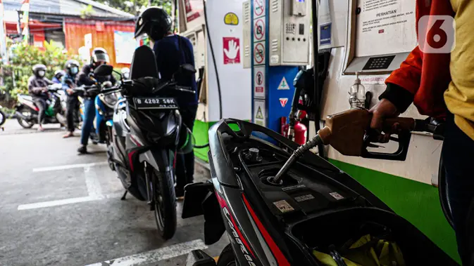 Sejumlah kendaraan mengantri di SPBU kawasan Kuningan, Jakarta. (Liputan6.com/Faizal Fanani)