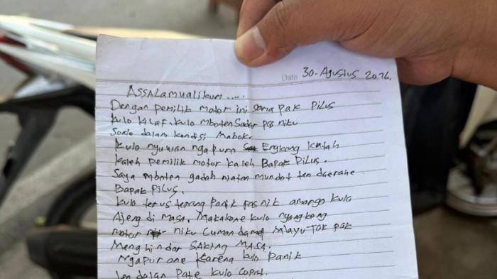 TINGGALKAN SURAT - Kasus pencurian sepeda motor di Krajan Mangkang Wetan, Kecamatan Tugu, Kota Semarang, berakhir dengan kejadian tak biasa. Pelaku meninggalkan surat permintaan maaf ditujukan kepada korban dan tokoh masyarakat setempat sekaligus Ketua DPRD Kota Semarang, Kadarlusman atau akab disapa Pilus, Senin (31/8/2026).
