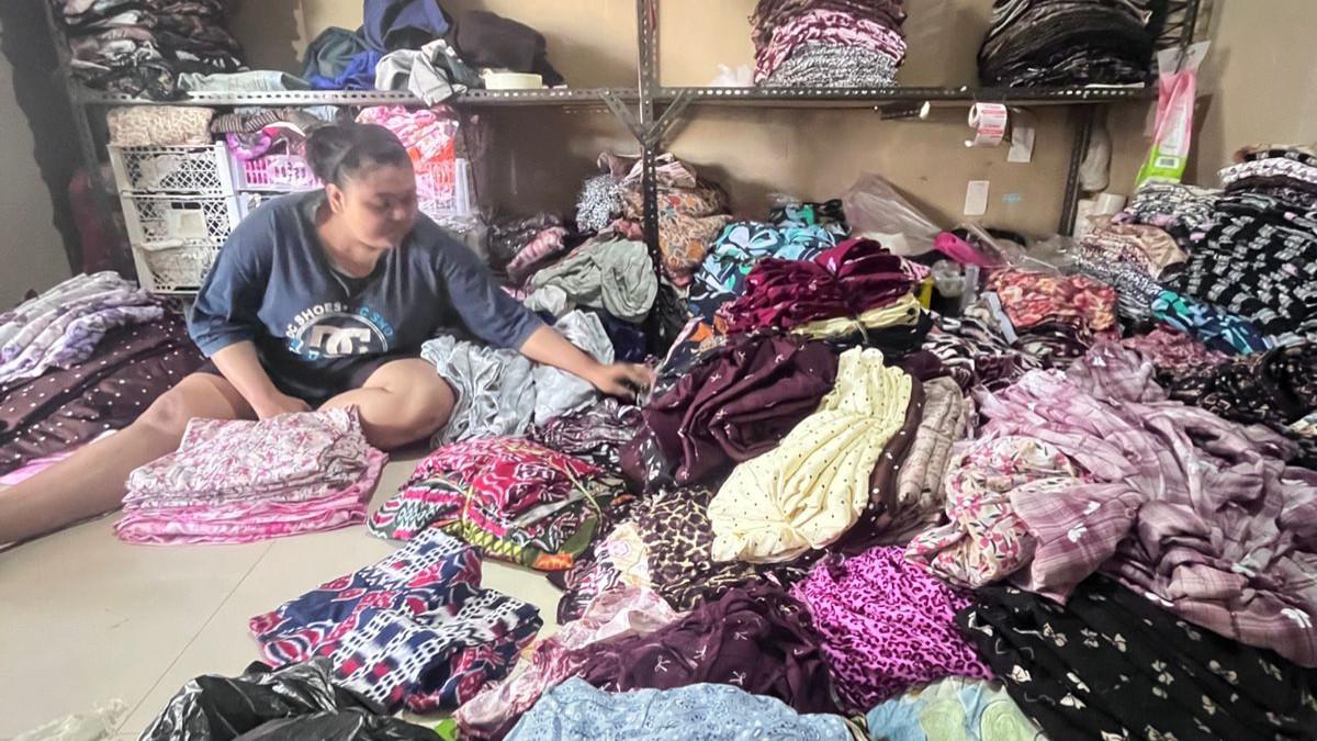 POTRET UMKM DASTER SAMBUNG - Potret tumpukkan daster sambung dari limbah kain perca.