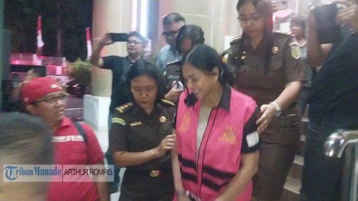 DITAHAN - Vonnie Anneke Panambunan (VAP) digiring ke mobil tahanan usai jalani pemeriksaan di Kejati Sulut, Senin (31/8/2026) malam. Mantan Bupati Minahasa Utara (Minut) ini mendapat dukungan dari sejumlah warga.