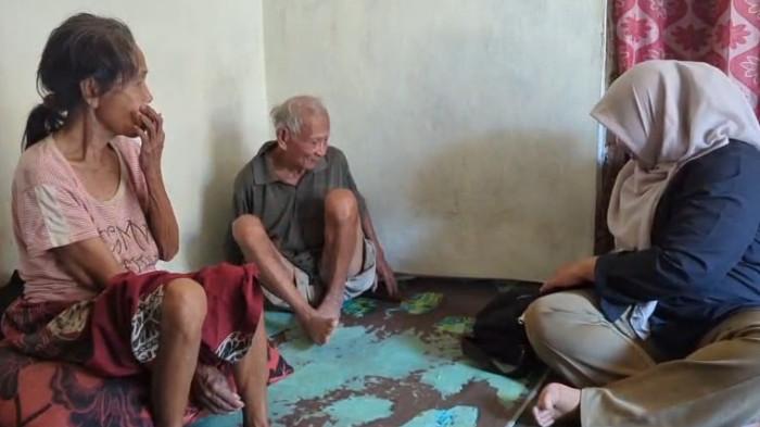 BANSOS DIHENTIKAN - Darmi (63) dan Dayat (77) warga Dukuh Kayunan Barat, Desa Kayugritan, Kecamatan Karanganyar, Kabupaten Pekalongan yang dinonaktifkan sebagai penerima bantuan sosial (bansos) karena terindikasi terkait aktivitas judi online (judol), Minggu (30/8/2026).