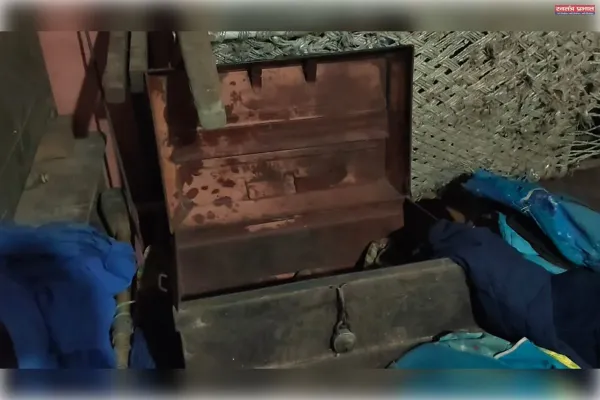 Unknown thieves stole cash and jewelery worth lakhs of rupees from the house of a woman who had gone to her maternal home on Rakshabandhan.