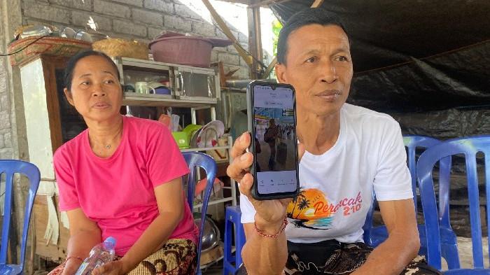 Kedua orang tua Komang Tedy, Wayan Biantara (55) dan Ni Luh Manik (51) tak kuasa membendung air matanya saat dijumpai di rumahnya di Banjar Mekarsari, Desa Perancak, Kecamatan Jembrana, Senin 31 Agustus 2026.