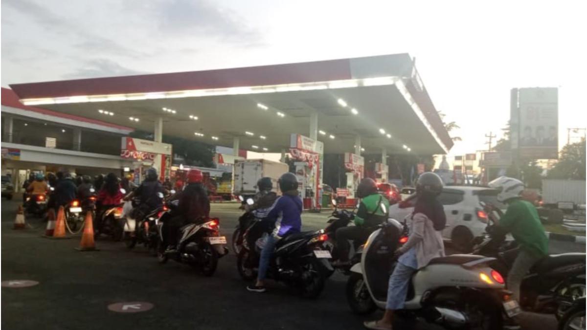 ANTREAN PANJANG DI SPBU - Pemandangan sore hari di SPBU Pabelan, Kartasura, Sukoharjo, Jawa Tengah pada Kamis (27/8). Warga asal Kartasura, Sukoharjo, mengaku masih sabar mengantre panjang Pertalite di SPBU, meski begitu ia enggan pindah ke Pertamax.