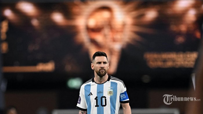 Pemain depan Argentina Lionel Messi berdiri di lapangan menjelang dimulainya pertandingan sepak bola final Piala Dunia Qatar 2022 antara Argentina dan Prancis di Stadion Lusail di Lusail, utara Doha pada 18 Desember 2022. (Paul ELLIS / AFP)