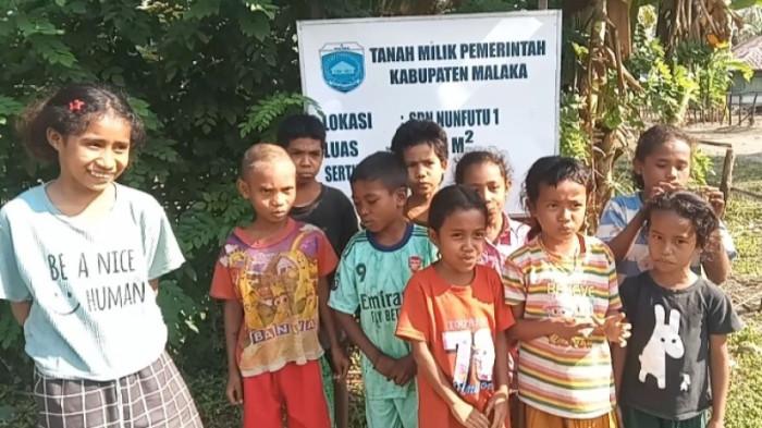 SDN NUNFUTU - Para siswa SDN Nunfutu 1 saat ditemui di cabang masuk menuju sekolah mereka, tepat di papan informasi yang menunjukkan lokasi sekolah mereka di We Sukabi, Desa Wekeke, Rabu (29/7/2026).