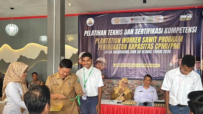 PELATIHAN - Pembukaan Pelatihan Plantation Worker program SMK Go Global 2026 di Desa Aji Kuning, Sebatik Tengah, Nunukan, Senin (31/8/2026), ditandai dengan pemasangan tanda peserta, penyerahan ATK, serta pemberian alat dan bahan pelatihan kepada peserta secara simbolis. Kegiatan diikuti 20 peserta dari sejumlah provinsi dan berlangsung hingga 12 September 2026. (TribunKaltara.com/Fatimah Majid) 