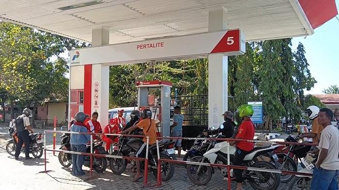 ANTREAN KENDARAAN - Suasana antrean kendaraan yang hendak mengisi BBM di SPBU Kilo 2, Hambala, Kota Waingapu, Kabupaten Sumba Timur pada Rabu (8/7/2026).