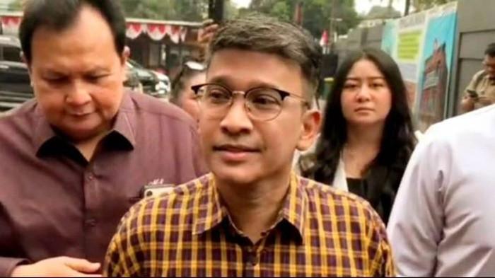 ALASAN RUBEN TAK TAHAN -- Artis Ruben Onsu saat dijumpai wartawan di Pengadilan Negeri Jakarta Selatan, Jakarta, Kamis (20/8/2026). Polres Metro Jakarta Selatan membeberkan alasan tidak menahan Ruben Onsu meski telah berstatus tersangka dugaan penipuan bisnis. Polisi menilai Ruben sangat kooperatif, jujur menyampaikan fakta, serta tidak pernah mangkir dari panggilan pemeriksaan.