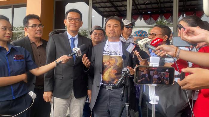 DITOLAK - Roy Suryo ditemui awak media di Pengadilan Negeri Jakarta Selatan, Senin (3/8/2026). Mengapa gugatan ganti ruginya ditolak?