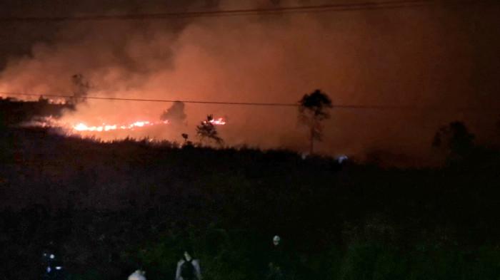 MENYALA - Karhutla di kawasan Tumbang Nusa, Pulang Pisau masih menyala hingga tengah malam. Warga bersiap dengan mesin pompa air dan peralatan pemadaman, Senin (31/8/2026).