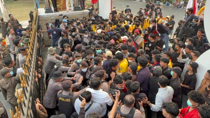 MENDESAK - Aliansi Masyarakat Kalteng Melawan menggelar aksi demonstrasi di depan Kantor Gubernur Kalimantan Tengah, Palangka Raya, Senin (31/8/2026)