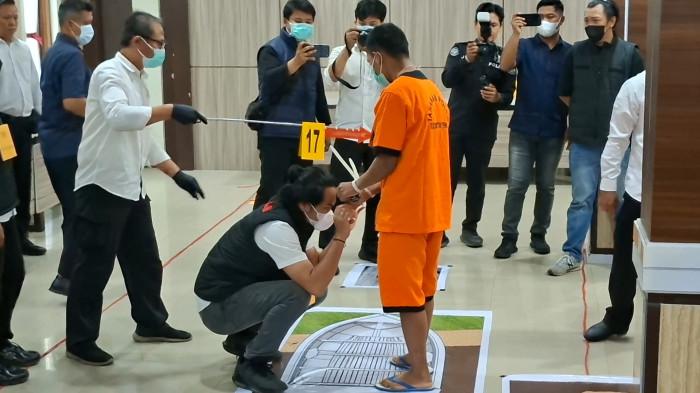 REKONSTRUKSI - Rekonstruksi kematian tiga personel polisi di Katingan yang berlangsung di Aula Arya Dharma Mapolda Kalteng, Senin (31/8/2026).