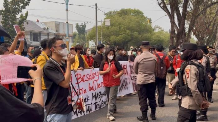 DEMO - Aliansi Masyarakat Kalteng Melawan menggelar aksi demonstrasi di depan Kantor Gubernur Kalimantan Tengah, Palangka Raya, Senin (31/8/2026) siang.