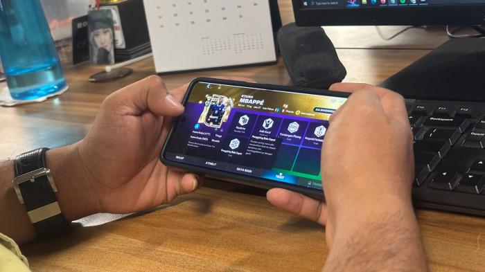 KODE REDEEM FC - Potret bermain gim FC Mobile diambil Jumat (24/7/2026).