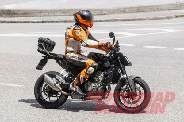 2027 ktm duke 490 twin cylinder sportsbike spyshot 2.jpg 2027 ktm duke 490 twin cylinder sportsbike spyshot 2.jpg