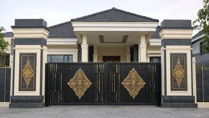 Pagar dengan Pilar Besar dan Ornamen Mencolok. (Gambar: AI Generated)