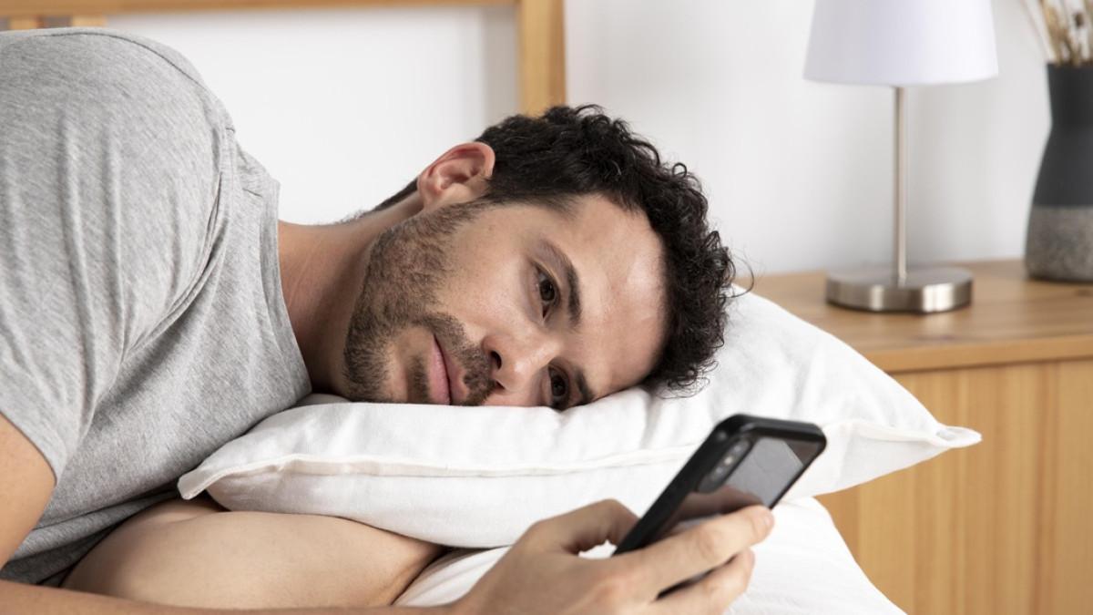 Mengecas HP sambil tidur menjadi salah satu kebiasaan yang perlu diperhatikan untuk menjaga kondisi baterai.