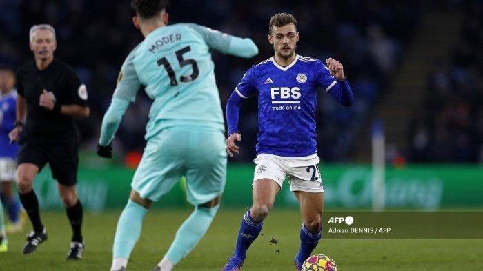 Gelandang Leicester City Inggris Kiernan Dewsbury-Hall (kanan) bersaing dengan gelandang Brighton Polandia Jakub Moder selama pertandingan sepak bola Liga Premier Inggris antara Leicester City dan Brighton and Hove Albion di King Power Stadium di Leicester, Inggris tengah pada 23 Januari 2022. Pertandingan selesai 1-1.