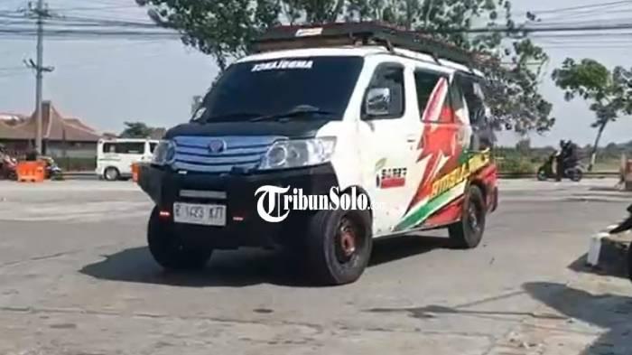 AMBULANS. Tangkapan layar video ambulans viral menggeruduk SPBU Kadilangu, Sukoharjo. Kasus ini sudah dimediasi dan selesai kekeluargaan.