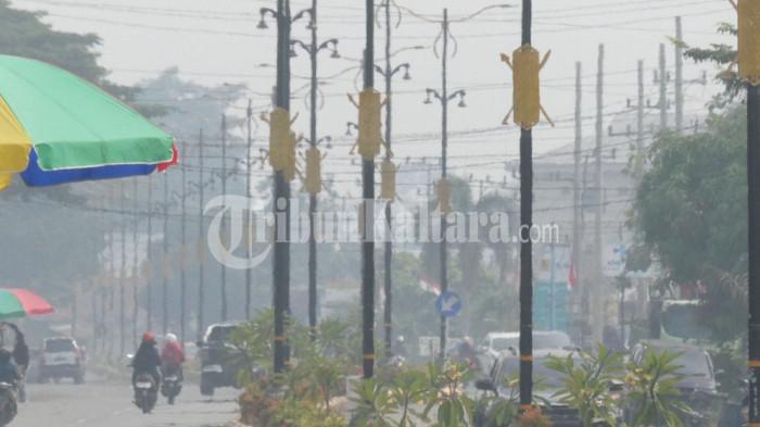 BATAL TERBANG- Jarak pandang terbatas akibat kabut asap di depan Bandara Kolonel RA Bessing Malinau, memaksa penerbangan pesawat Wings Air IW 1477 tujuan Balikpapan dibatalkan, Selasa (1/9/2026).