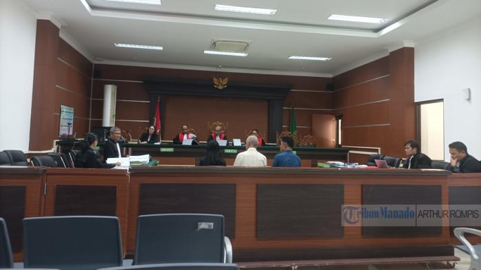 SIDANG - Sidang kasus dugaan korupsi PT HWR berlanjut di Pengadilan Negeri Manado di jalan Jl. Prof. Dr. Mr. Raden Soelaiman Efendi Koesoemah Atmadja, Kelurahan Kima Atas, Kecamatan Mapanget, Kota Manado, Sulawesi Utara, Selasa (1/9/2026) pagi. Dua terdakwa adalah Bach Adrianus Tinungki serta Brett Dennis Gunter.