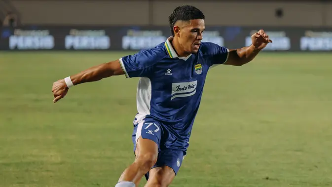 Penyerang Persib Bandung, Ragnar Oratmangoen menguasai bola menghadapi para pemain Manila Digger dalam laga playoff AFC Champions League Two di Stadion Si Jalak Harupat, Kabupaten Bandung, Jawa Barat, Senin (31/8/2026). (Dok. Persib)