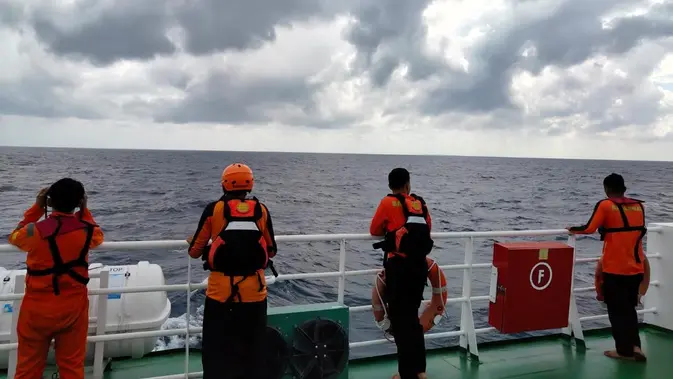 Basarnas Makassar terus melakukan pencarian korban tenggelamnya KM Nurul Salsa di perairan barat Pulau Polassi, Kabupaten Kepulauan Selayar, Sulawesi Selatan. (Dok. Istimewa)