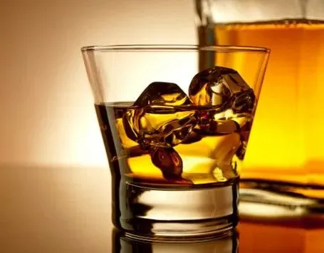 Jago Minum Whiskey Pakai Sedotan Wanita Ini Diberi Tip Rp 41 Juta