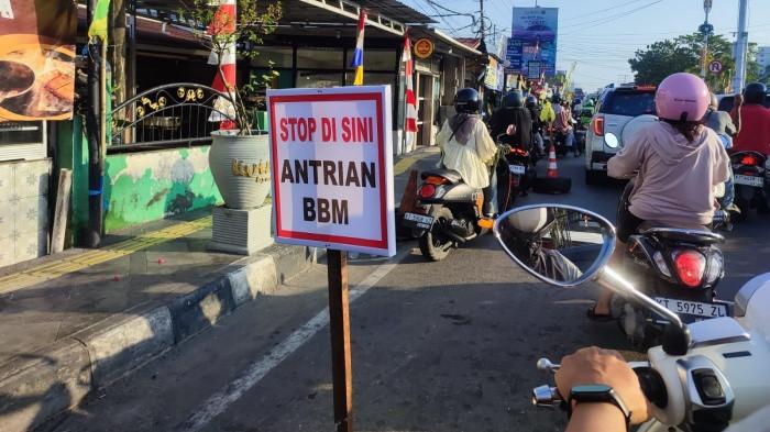 ANTREAN PERTALITE - Antrean di SPBU Jalan MT Haryono, Kota Balikpapan, Provinsi Kalimantan Timur (Kaltim), Sabtu (15/8/2026) sekitar 16.00 Wita. Antrean kendaraan mengular hingga ke jalan, Warga masyarakat yang memiliki kios, warung atau toko harus memasang tulisan STOP DISINI ANTRIAN BBM di depan tempat usahanya. Warga antre panjang demi membeli BBM subsidi Pertalite dan solar, Pemerintah diminta naikkan pendapatan masyarakat.