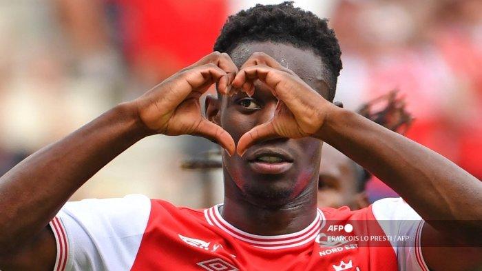 Selebrasi striker Stade Reims, Folarin Balogun merayakan gol penaltinya ke gawang Clermont Foot dalam pertandingan Liga Prancis di Stade Auguste-Delaune, Prancis utara, pada 14 Agustus 2022.