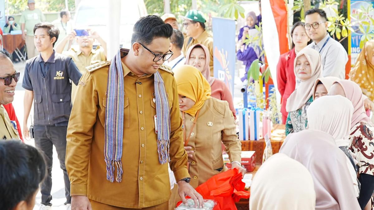 SAMBUNG RASA KLATEN - Bupati Klaten Hamenang Wajar Ismoyo berbincang dengan pelaku UMKM saat meninjau stan warga dalam kegiatan Sambung Rasa di Desa Karangduren, Selasa (1/9/2026).