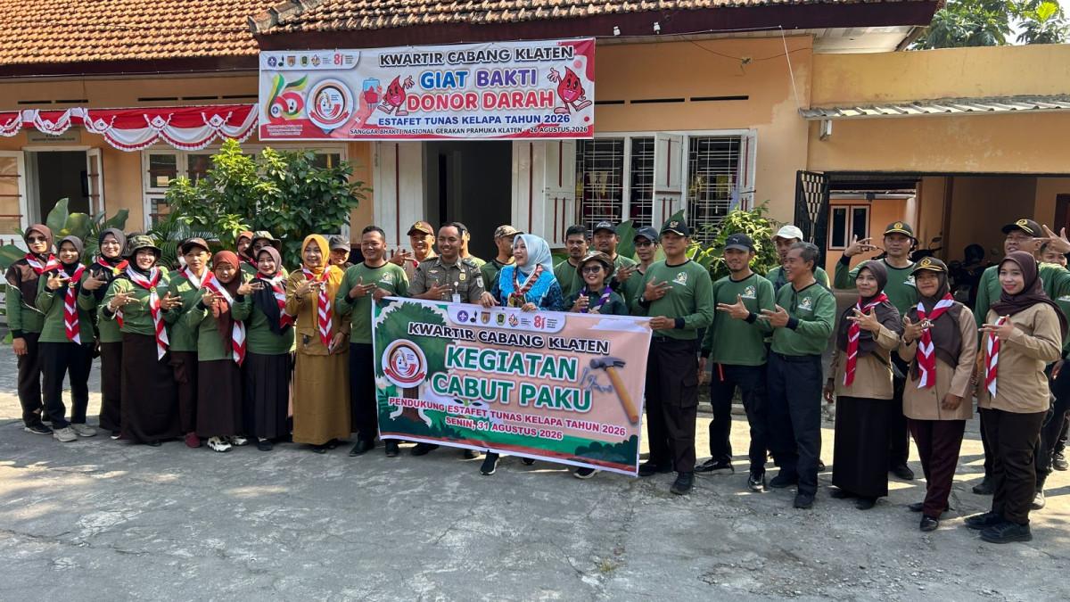 PRAMUKA KLATEN - Anggota Pramuka Kwarcab Klaten mencabut paku yang menancap di batang pohon dalam aksi peduli lingkungan menjelang ETK 2026 di Jalan Pramuka, Klaten Tengah, Senin (31/8/2026).