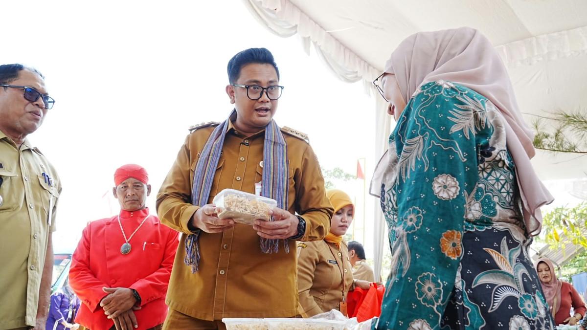 SAMBUNG RASA KLATEN - Bupati Klaten Hamenang Wajar Ismoyo meninjau produk UMKM warga saat kegiatan Sambung Rasa di Desa Karangduren, Selasa (1/9/2026).
