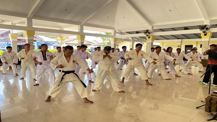 UJIAN BELA DIRI - Personel Polres Belitung Timur memeragakan teknik saat mengikuti Ujian Bela Diri Polri (BDP) di Gedung Joglo Patriatama Polres Belitung Timur, Manggar, Selasa (1/9/2026). Pengujian fisik dan ketangkasan ini digelar sebagai syarat bagi anggota yang diusulkan naik pangkat (UKP) periode Januari 2027.