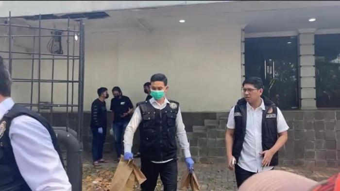 OLAH TKP - Polisi membawa empat paperbag setelah menggelar olah TKP di Klinik Mordent, Kebayoran Baru, Jakarta Selatan tempah ditemukannya seorang pria tewas bernama Sutrimo untuk diuji di Pusat Laboratorium Forensik (Puslabfor) Polri, Senin (27/7/2026). Sutrimo diduga merupakan Kepala Rumah Tangga (Karungga) eks Jampidsus Febrie Adriansyah.