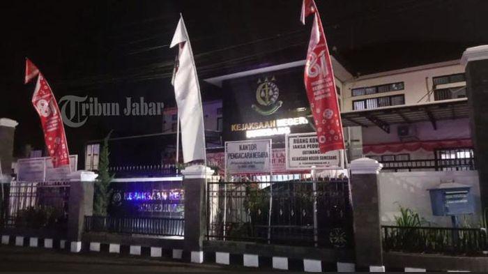 PEMERIKSAAN TERSANGKA KORUPSI - Suasana di depan Gedung Kejaksaan Negeri Sumedang, Selasa (1/9/2026) pukul 19.00 WIB. Tim Penyidik Tindak Pidana Khusus Kejaksaan Negeri (Kejari) Sumedang kembali memeriksa dua tersangka kasus dugaan korupsi Surat Pertanggungjawaban (SPJ) fiktif honor kegiatan tahun anggaran 2024-2025, sejak Selasa siang.
