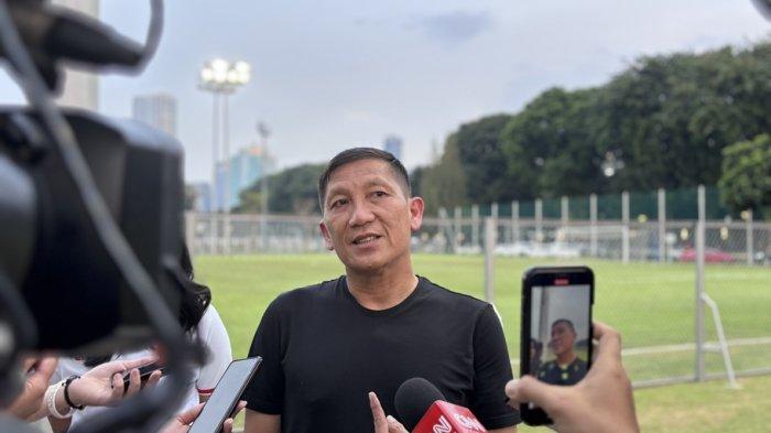Direktur Utama PT Liga Indonesia Baru (LIB), Ferry Paulus, saat ditemui di Lapangan ABC Senayan, Jakarta, Rabu (12/2/2025).