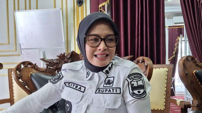PROFIL CITRA PITRIYAMI - Bupati Pangandaran, Citra Pitriyami saat memberikan keterangan di Pendopo Bupati Pangandaran, Jawa Barat, Rabu (6/8/2025).