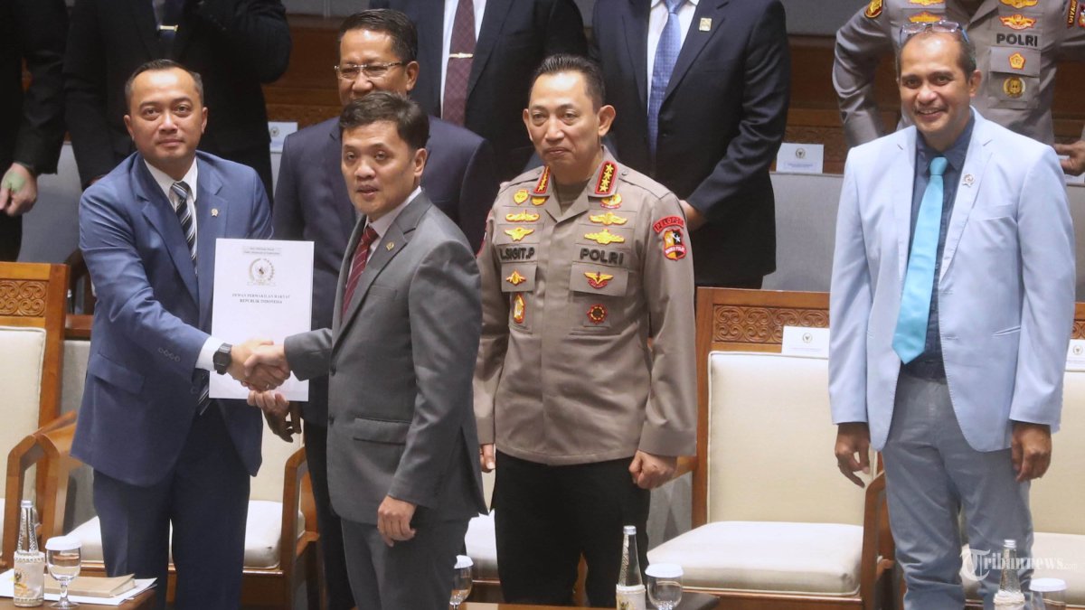 RAPAT PARIPURNA DPR - Menteri Sekretaris Negara Prasetyo Hadi (kiri) menerima laporan hasil pembahasan dari Ketua Komisi III DPR Habiburokhman (tengah) disaksikan Menteri Hukum Supratman Andi Agtas (kedua kiri), Kapolri Jenderal Pol Listyo Sigit Prabowo (kedua kanan), dan Wakil Menteri Hukum Edward Omar Sharif Hiariej (kanan) pada Rapat Paripurna Ke-21 DPR RI Masa Persidangan V Tahun Sidang 2025-2026 di Kompleks Parlemen, Senayan, Jakarta, Selasa (9/6/2026). Rapat paripurna DPR menyetujui Rancangan Undang-Undang (RUU) tentang Perubahan Ketiga atas UU Nomor 2 Tahun 2002 tentang Kepolisian Negara Republik Indonesia (Polri) disahkan menjadi undang-undang. TRIBUNNEWS/IRWAN RISMAWAN